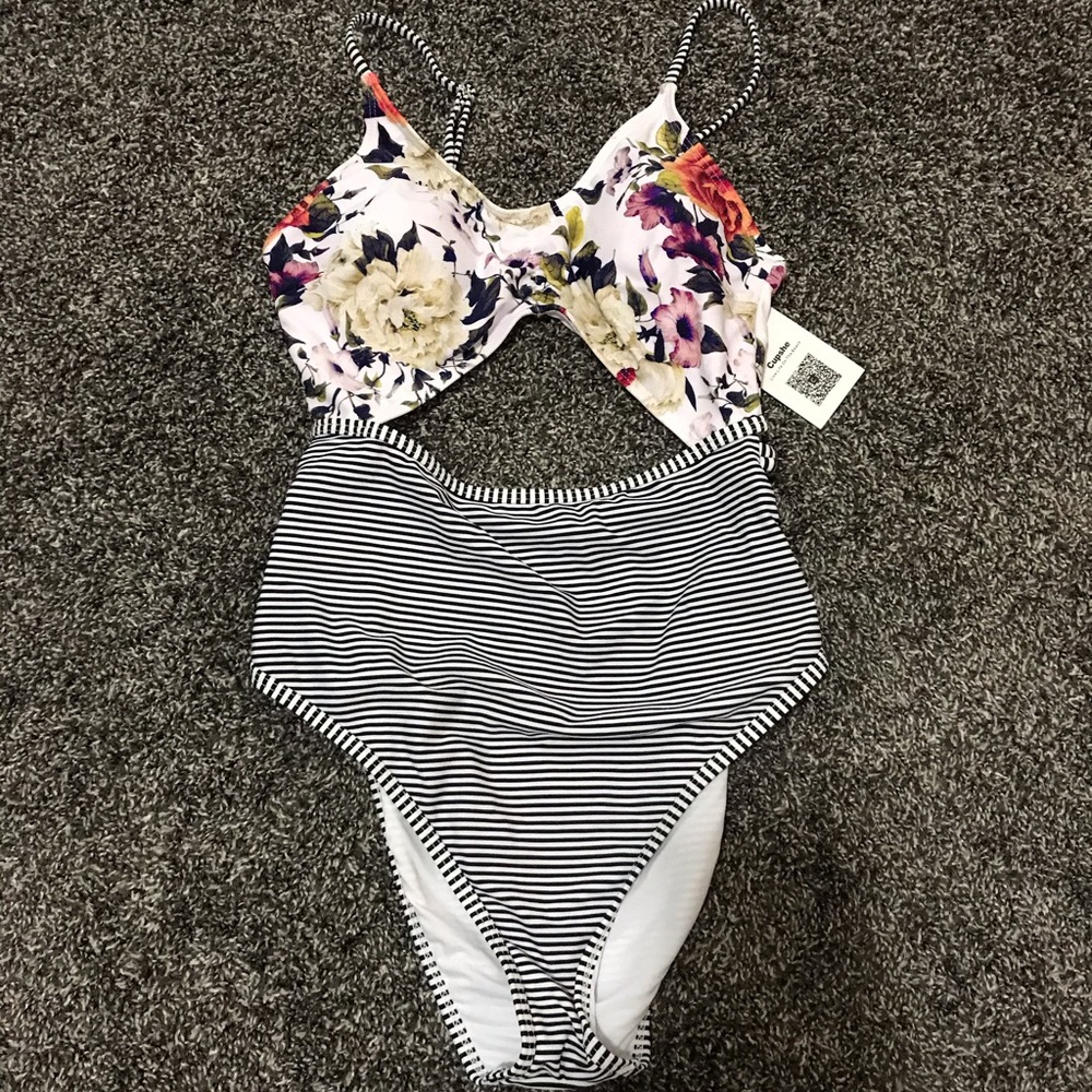Cupshe Cutout One Piece size S